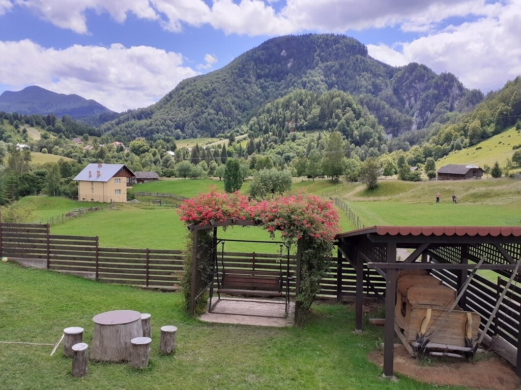 Curtea pensiunii cu vedere spre munte